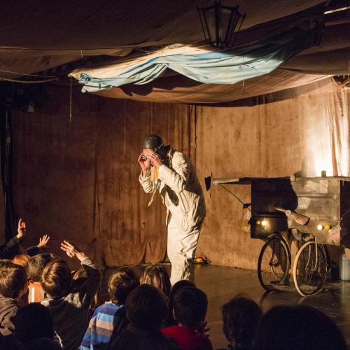 Le originali macchine sceniche dell&rsquo;artista Antonio Panzuto raccontano L&rsquo;atlante della citt&agrave; ai piccoli spettatori di Contatto TIG in famiglia